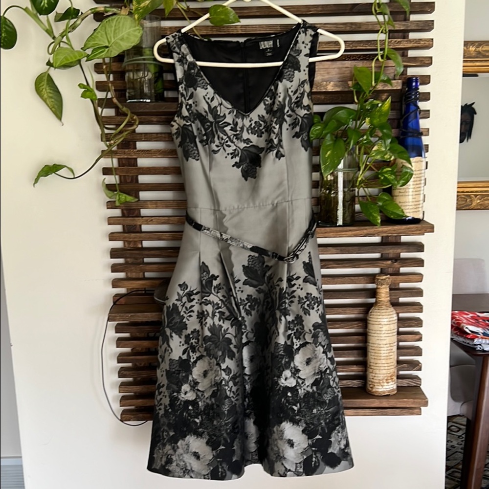 Laundry By Shelli Segal Black and White V-Neck Cocktail Dress